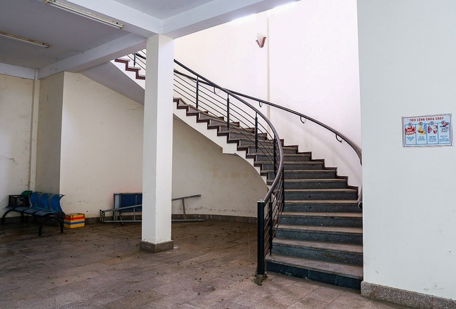 Khung cảnh b&ecirc;n trong bến xe bỏ hoang 10 năm ở Đ&agrave; Nẵng, vừa bị ng&acirc;n h&agrave;ng rao b&aacute;n để siết nợ - Ảnh 9.