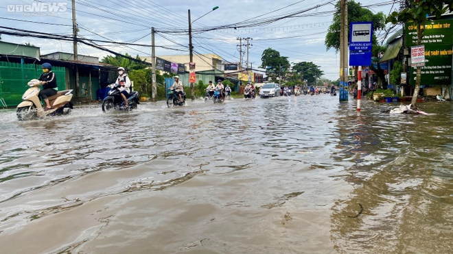 Ảnh: Triều cường cao nhất trong năm, nhiều tuyến đường ở Cần Thơ ngập sâu - Ảnh 2.