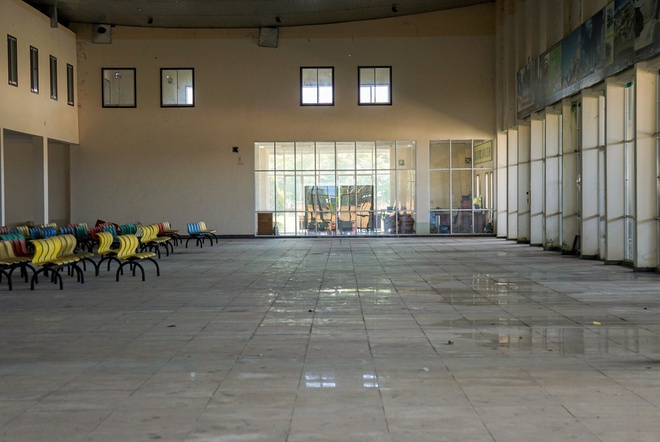 Khung cảnh b&ecirc;n trong bến xe bỏ hoang 10 năm ở Đ&agrave; Nẵng, vừa bị ng&acirc;n h&agrave;ng rao b&aacute;n để siết nợ - Ảnh 8.