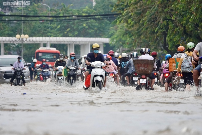 Ảnh: Triều cường cao nhất trong năm, nhiều tuyến đường ở Cần Thơ ngập sâu - Ảnh 1.