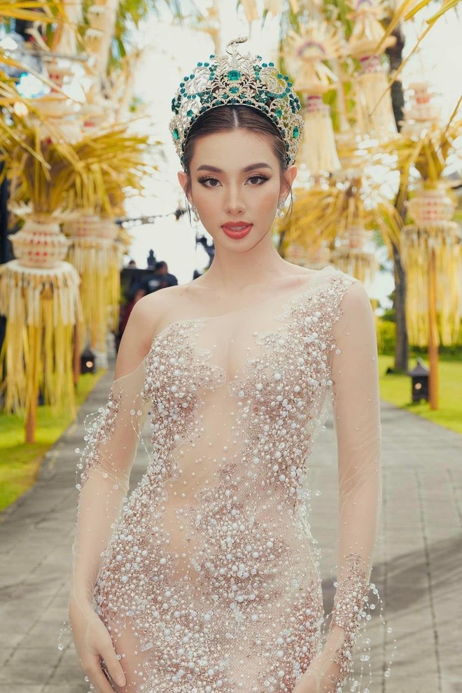 Hoa hậu Thùy Tiên mặc táo bạo tại Indonesia - Ảnh 10.