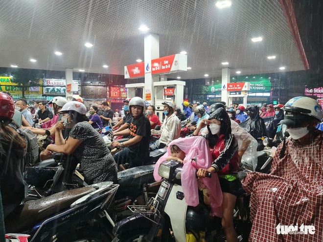 Dầm mưa cả tiếng, đi 5km, tới ba c&acirc;y xăng mới đổ được xăng - Ảnh 7.