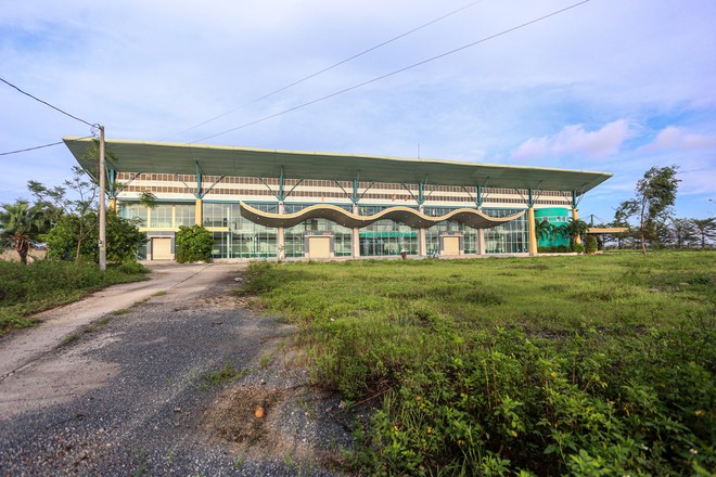 Khung cảnh b&ecirc;n trong bến xe bỏ hoang 10 năm ở Đ&agrave; Nẵng, vừa bị ng&acirc;n h&agrave;ng rao b&aacute;n để siết nợ - Ảnh 1.