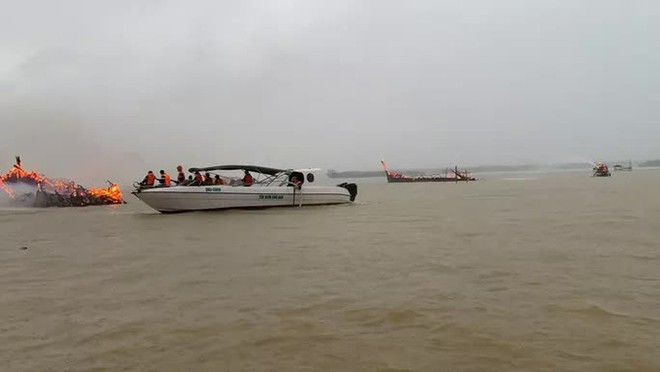 N&Oacute;NG: H&agrave;ng loạt ca n&ocirc; tại bến du lịch Cửa Đại bốc ch&aacute;y dữ dội - Ảnh 4.