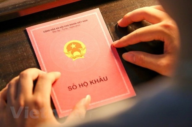 Người d&acirc;n chật vật khi sổ hộ khẩu giấy bị thu hồi: Cơ quan chức năng n&oacute;i g&igrave;? - Ảnh 1.