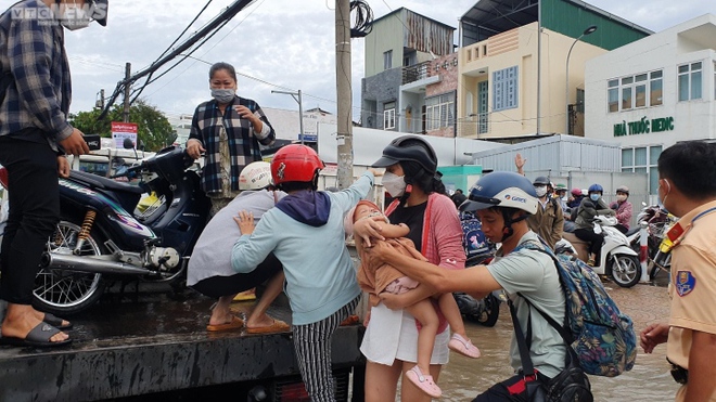 Ảnh: Triều cường cao nhất trong năm, nhiều tuyến đường ở Cần Thơ ngập sâu - Ảnh 9.