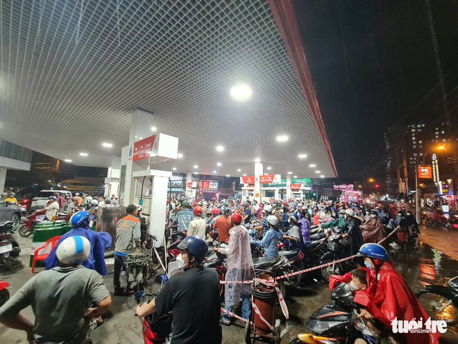 Dầm mưa cả tiếng, đi 5km, tới ba c&acirc;y xăng mới đổ được xăng - Ảnh 1.