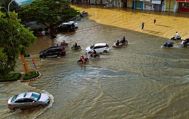 Đường phố Cần Thơ thành sông, người dân lội nước đi làm - Ảnh 12.