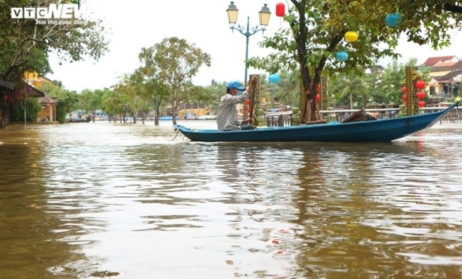 Dự báo thời tiết hôm nay 11/10: Mưa lớn trút xuống miền Trung, đề phòng lũ quét - Ảnh 1.