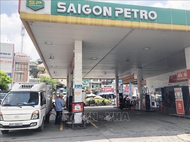 TP Hồ Ch&iacute; Minh: Số cửa h&agrave;ng tạm hết xăng dầu vẫn tăng - Ảnh 1.
