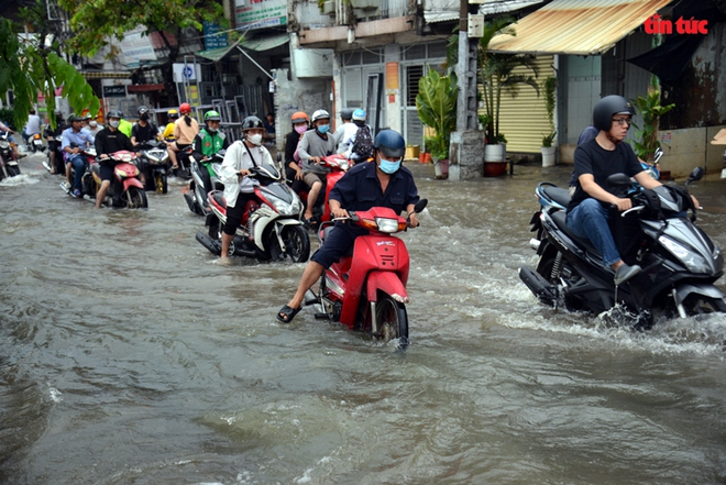 TP Hồ Chí Minh: Triều cường dâng cao, người đi xe máy ngã nhào trong biển nước - Ảnh 11.