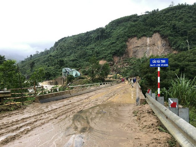 Hiện trường vụ sạt lở kinh hoàng tại thủy điện Kà Tinh khiến 1 người mất tích - Ảnh 1.