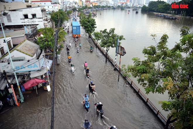 TP Hồ Chí Minh: Triều cường dâng cao, người đi xe máy ngã nhào trong biển nước - Ảnh 1.