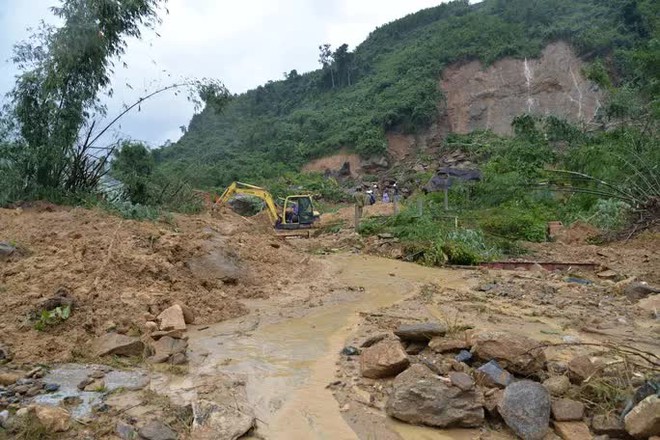 Hiện trường vụ sạt lở kinh hoàng tại thủy điện Kà Tinh khiến 1 người mất tích - Ảnh 10.