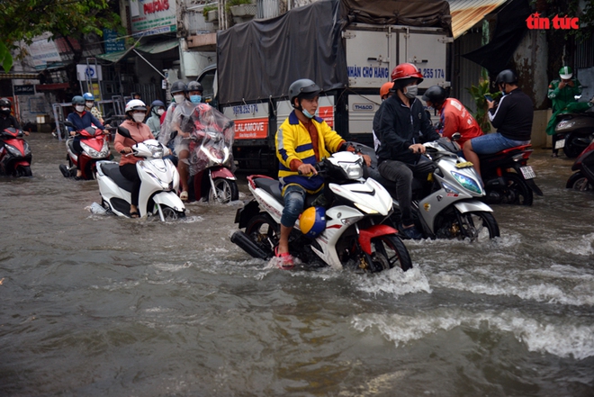 TP Hồ Chí Minh: Triều cường dâng cao, người đi xe máy ngã nhào trong biển nước - Ảnh 10.