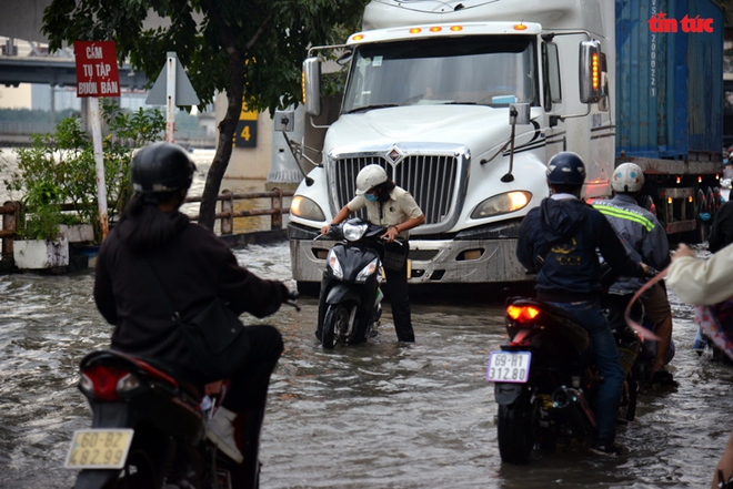 TP Hồ Chí Minh: Triều cường dâng cao, người đi xe máy ngã nhào trong biển nước - Ảnh 9.