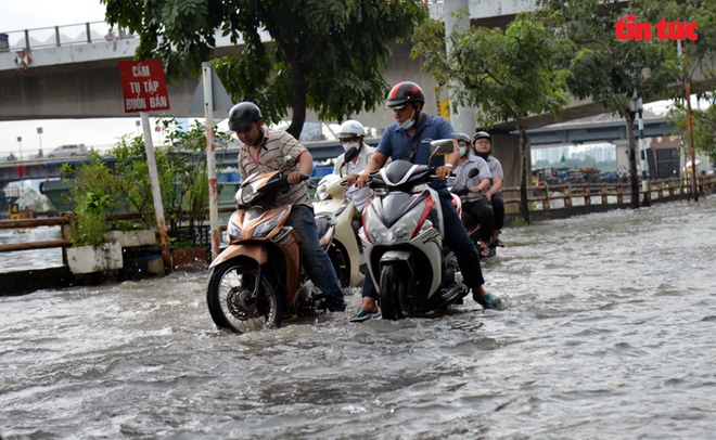 TP Hồ Chí Minh: Triều cường dâng cao, người đi xe máy ngã nhào trong biển nước - Ảnh 8.