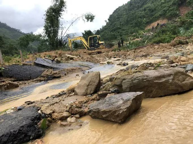 Hiện trường vụ sạt lở kinh hoàng tại thủy điện Kà Tinh khiến 1 người mất tích - Ảnh 6.