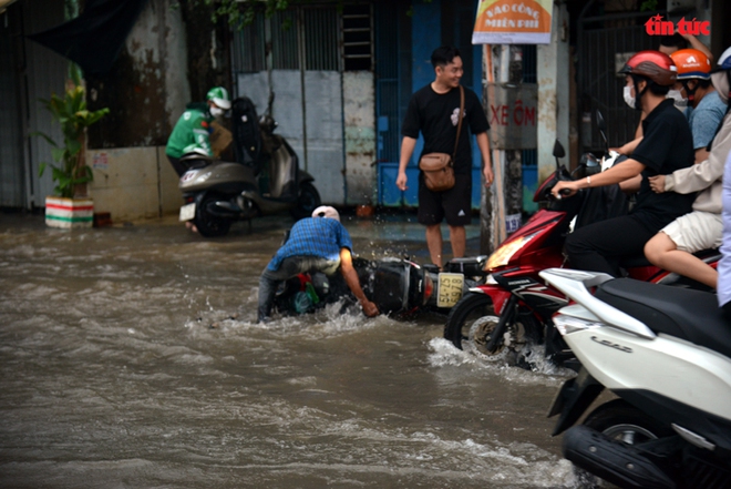 TP Hồ Chí Minh: Triều cường dâng cao, người đi xe máy ngã nhào trong biển nước - Ảnh 6.