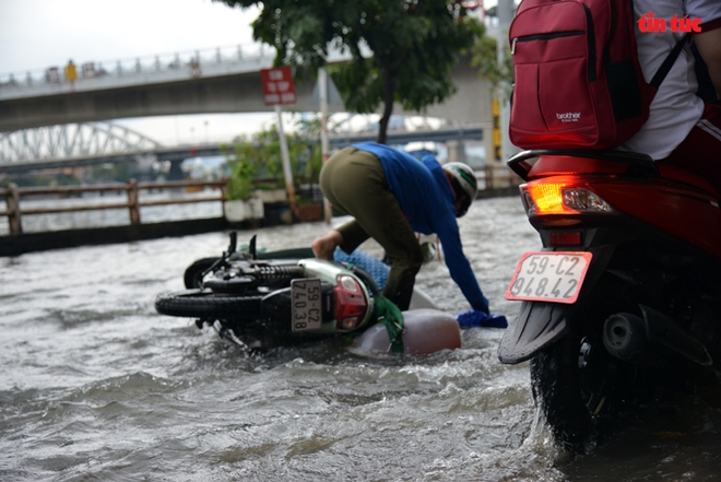 TP Hồ Chí Minh: Triều cường dâng cao, người đi xe máy ngã nhào trong biển nước - Ảnh 5.