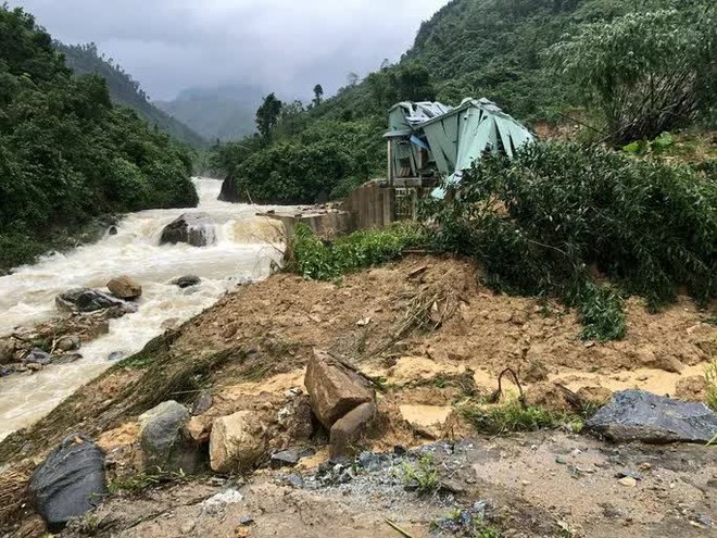 Hiện trường vụ sạt lở kinh hoàng tại thủy điện Kà Tinh khiến 1 người mất tích - Ảnh 4.