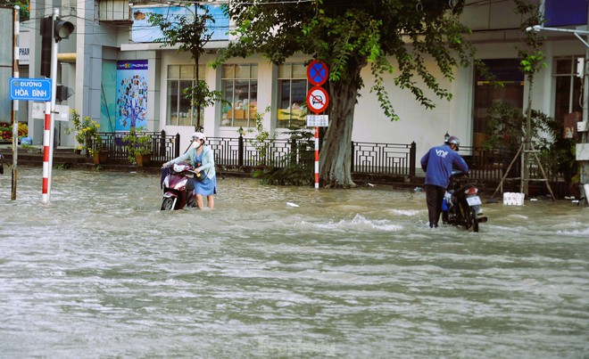 Đường phố Cần Thơ thành sông, người dân lội nước đi làm - Ảnh 9.