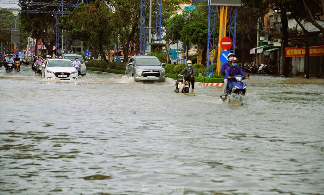 Đường phố Cần Thơ thành sông, người dân lội nước đi làm - Ảnh 3.