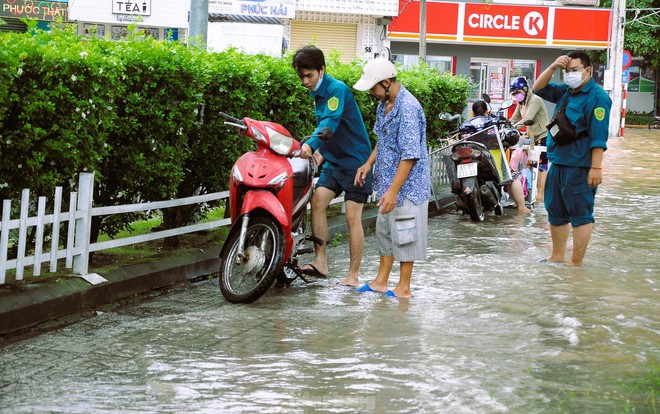 Đường phố Cần Thơ thành sông, người dân lội nước đi làm - Ảnh 8.