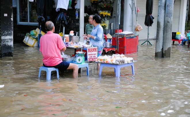 Đường phố Cần Thơ thành sông, người dân lội nước đi làm - Ảnh 18.