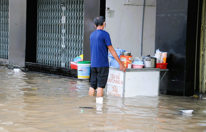 Đường phố Cần Thơ thành sông, người dân lội nước đi làm - Ảnh 19.