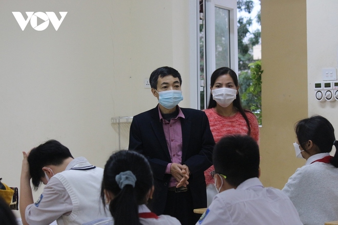 Lương thấp, gi&aacute;o vi&ecirc;n s&aacute;ng dạy học, chiều đi đổ mực m&aacute;y in, sửa điện - Ảnh 3.