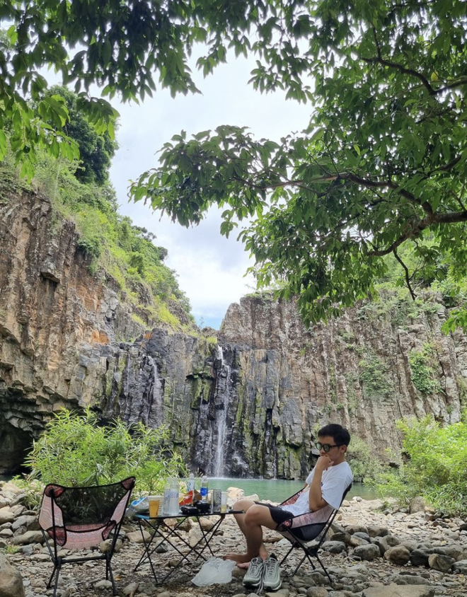 Mê mẩn vẻ đẹp ngoạn mục của thác Vực Hòm - địa điểm du lịch mới nổi tại Phú Yên - Ảnh 5.
