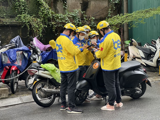 “Nóng” cuộc đua của các ứng dụng gọi xe công nghệ - Ảnh 2. “Nóng” cuộc đua của các ứng dụng gọi xe công nghệ - Ảnh 2.