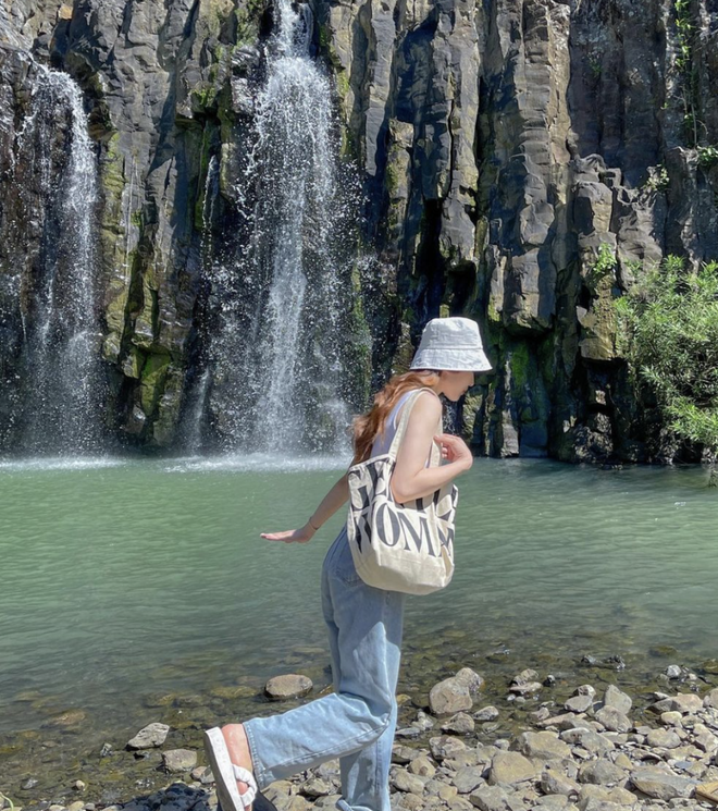 Mê mẩn vẻ đẹp ngoạn mục của thác Vực Hòm - địa điểm du lịch mới nổi tại Phú Yên - Ảnh 3.
