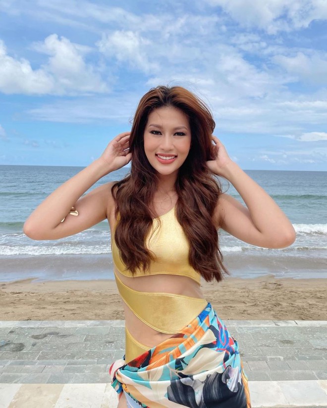 D&agrave;n th&iacute; sinh Miss Grand International 2022 khoe sắc v&oacute;c trong phần tr&igrave;nh diễn &aacute;o tắm - Ảnh 2.