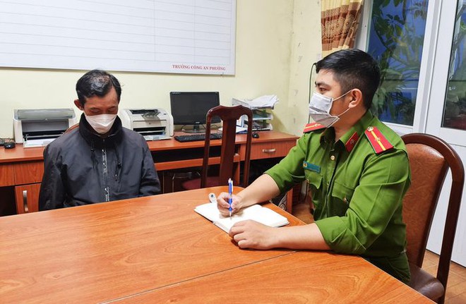 Hai học sinh tiểu học bị y&ecirc;u r&acirc;u xanh x&acirc;m hại trong nh&agrave; vệ sinh của trường - Ảnh 1.