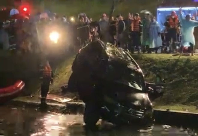 Hiện trường &ocirc; t&ocirc; lao xuống hồ Xu&acirc;n Hương ở Đ&agrave; Lạt, 4 người thương vong - Ảnh 4.