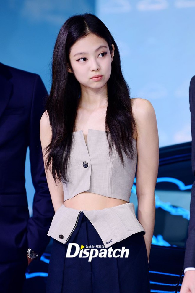 Jennie's beauty is enchanting, the super car event in the midst of dating news V (BTS) - Photo 4.