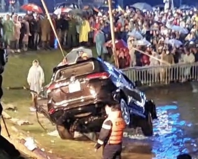 Hiện trường &ocirc; t&ocirc; lao xuống hồ Xu&acirc;n Hương ở Đ&agrave; Lạt, 4 người thương vong - Ảnh 3.