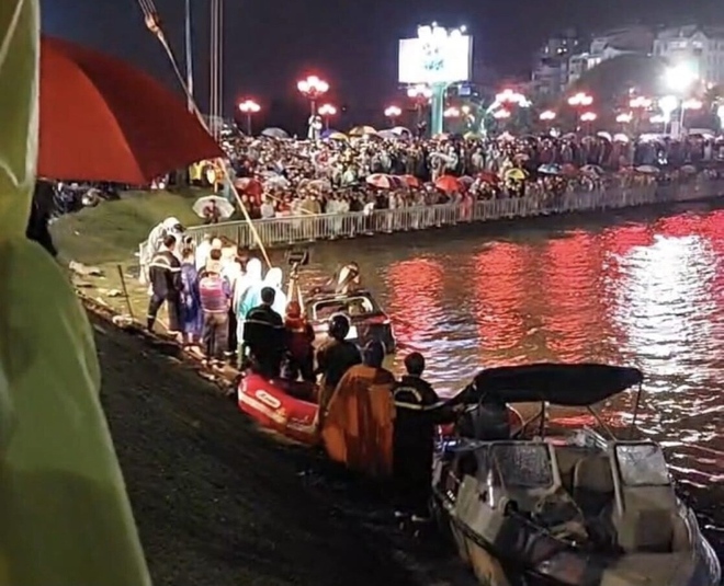 Hiện trường &ocirc; t&ocirc; lao xuống hồ Xu&acirc;n Hương ở Đ&agrave; Lạt, 4 người thương vong - Ảnh 1.