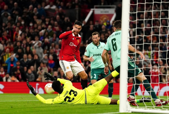 Man Utd s&uacute;t 34 lần chỉ ghi 1 b&agrave;n: Thủ m&ocirc;n v&ocirc; danh khiến Ronaldo th&aacute;n phục - Ảnh 1.