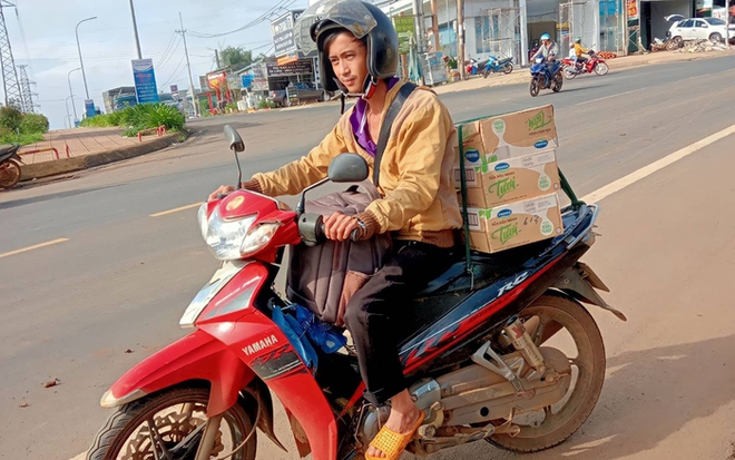 Người đ&agrave;n &ocirc;ng chạy xe m&aacute;y hơn 800km mang h&agrave;ng cứu trợ đến người d&acirc;n v&ugrave;ng lũ Nghệ An - Ảnh 1.