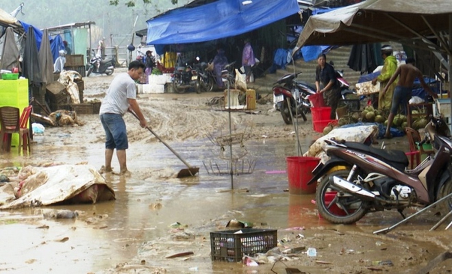 Bão Sơn Ca suy yếu thành áp thấp nhiệt đới, miền Trung bước vào đợt mưa rất lớn - Ảnh 1.