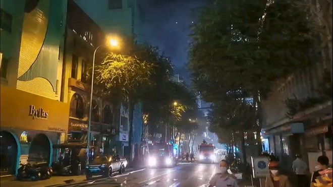 Ch&aacute;y dữ dội ở một nh&agrave; h&agrave;ng ngay trung t&acirc;m TP.HCM - Ảnh 4.