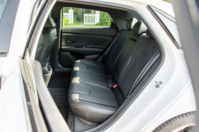 Đ&aacute;nh gi&aacute; Hyundai Elantra N Line: Xe thể thao gi&aacute; 799 triệu, mạnh v&agrave; cảm x&uacute;c hơn Civic RS, c&ograve;n điểm yếu c&ocirc;ng nghệ - Ảnh 29.