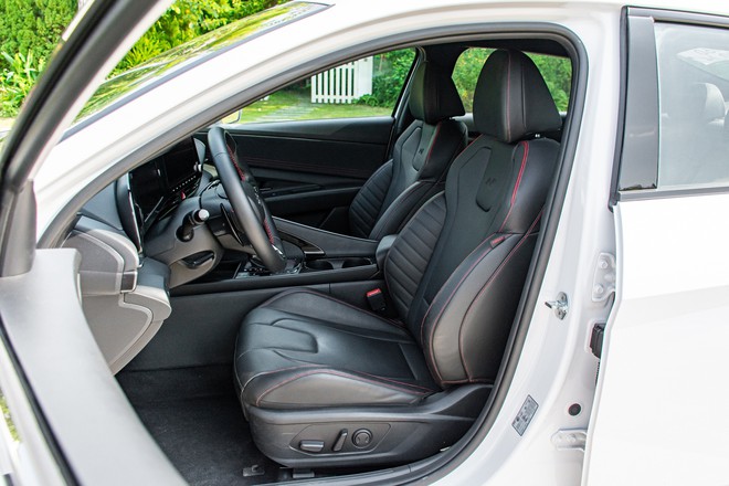 Đ&aacute;nh gi&aacute; Hyundai Elantra N Line: Xe thể thao gi&aacute; 799 triệu, mạnh v&agrave; cảm x&uacute;c hơn Civic RS, c&ograve;n điểm yếu c&ocirc;ng nghệ - Ảnh 28.