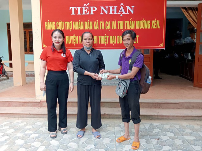 Người đ&agrave;n &ocirc;ng chạy xe m&aacute;y hơn 800km mang h&agrave;ng cứu trợ đến người d&acirc;n v&ugrave;ng lũ Nghệ An - Ảnh 2.