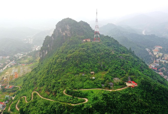 Việt Nam có những ngọn núi sừng sững như kỳ quan ngay giữa lòng các thành phố lớn - Ảnh 5.