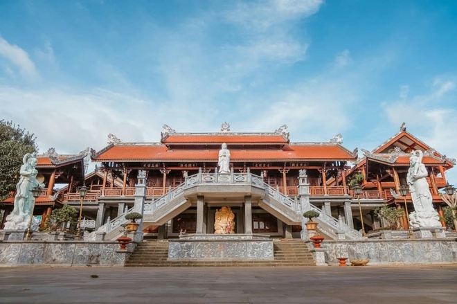 Ngàn góc "sống ảo" cực chất ở ngôi chùa…
