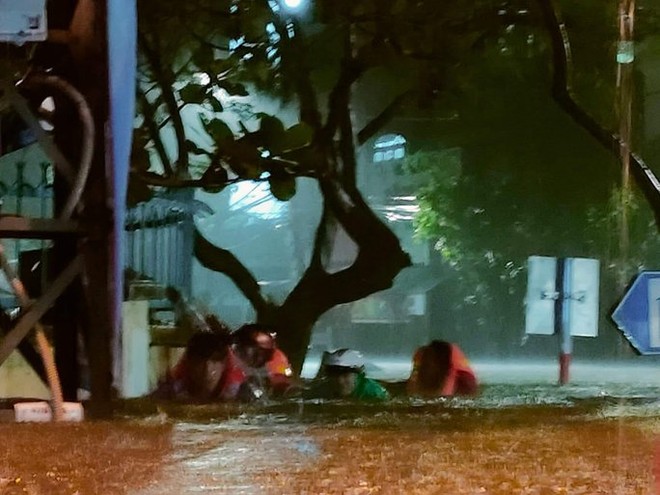 Cận cảnh ngập kinh hoàng ở Đà Nẵng, nhiều người phải lên mạng nhờ giúp - Ảnh 6.
